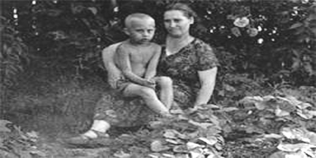 صورة نادرة لفلاديمير بوتين ووالدته ماري وهو في الخامسة من عمره (أرشيفية)