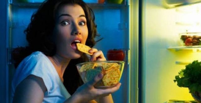 6 عادات غذائية ليلية تسبب زيادة الوزن – القبس الإلكتروني