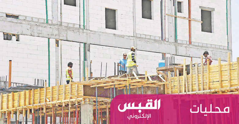 عمالة فوق سقف قسيمة ظهراً | تصوير محمد خلف